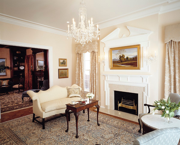 Example of a classic living room design in Richmond