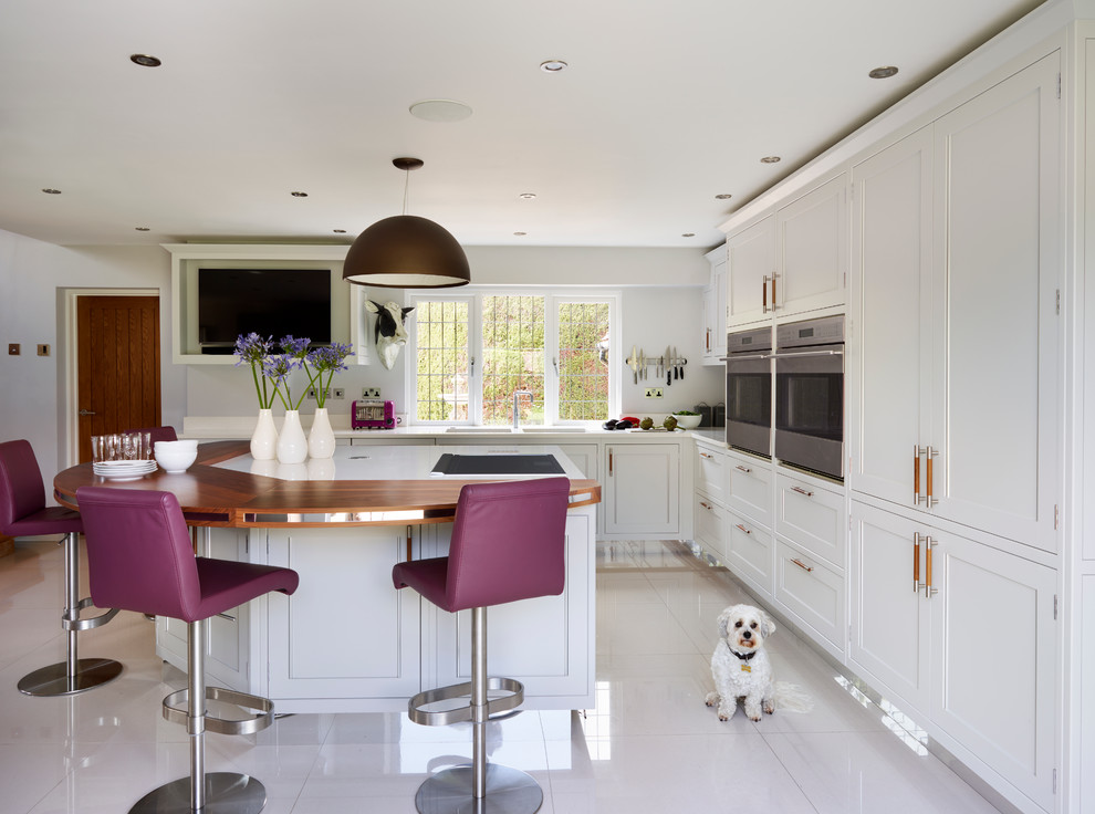 Design ideas for a mid-sized transitional kitchen in Hertfordshire.