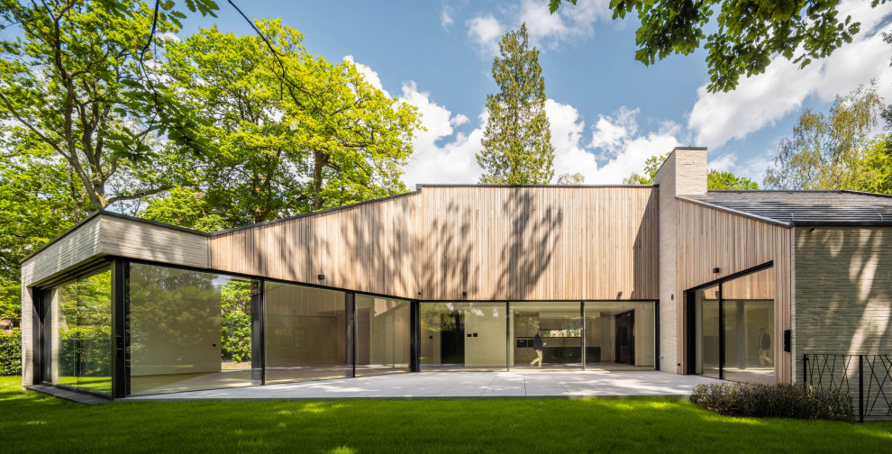 Four suite apartment building