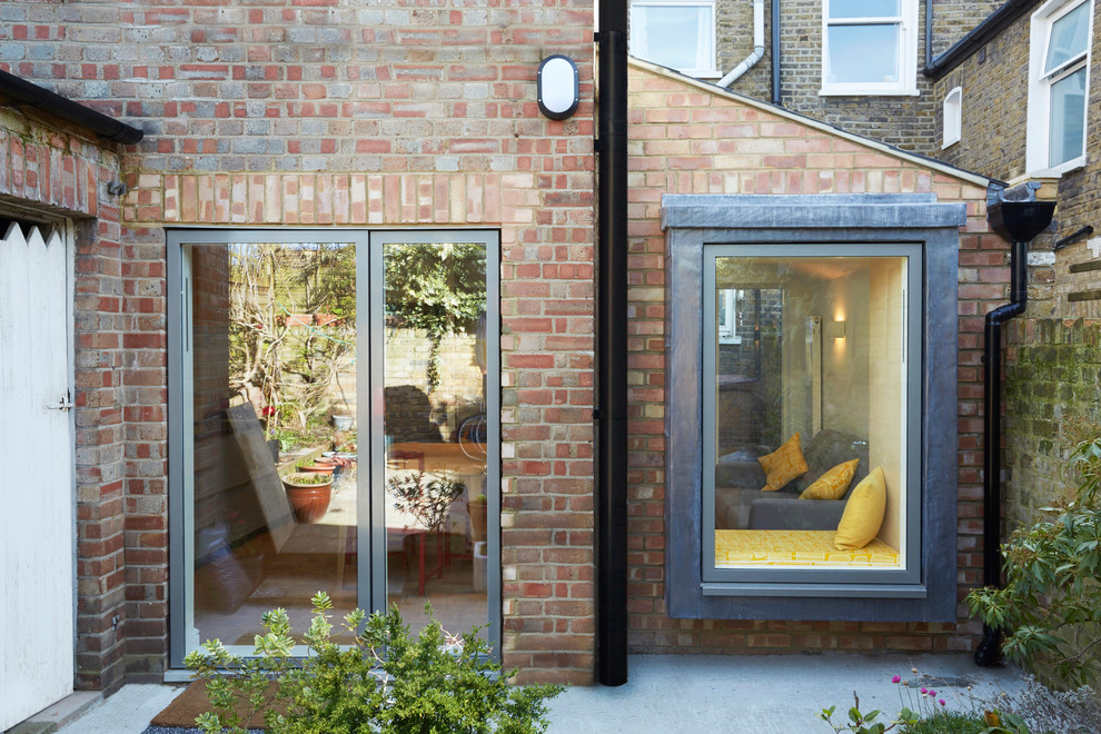 This is an example of a contemporary house exterior in London.