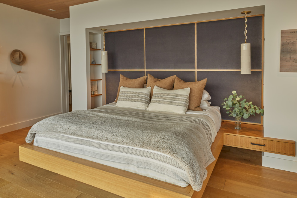 Идея дизайна: хозяйская спальня в современном стиле с паркетным полом среднего тона и деревянным потолком