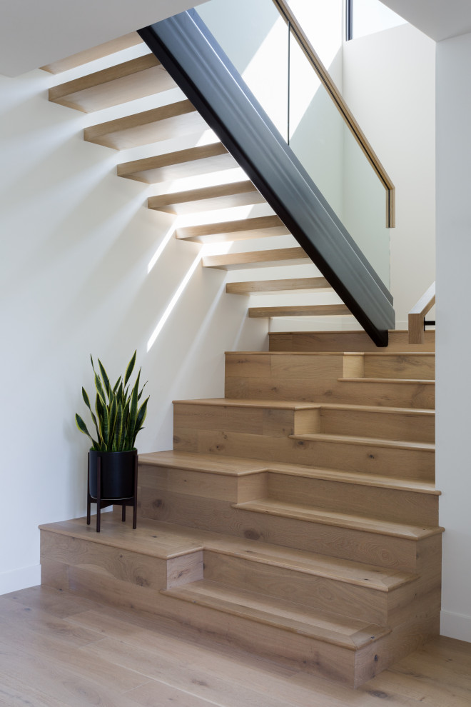 Mittelgroße Moderne Holztreppe in U-Form mit offenen Setzstufen und Mix-Geländer in Los Angeles