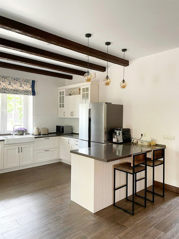 Белая просторная кухня в скандинавском стиле