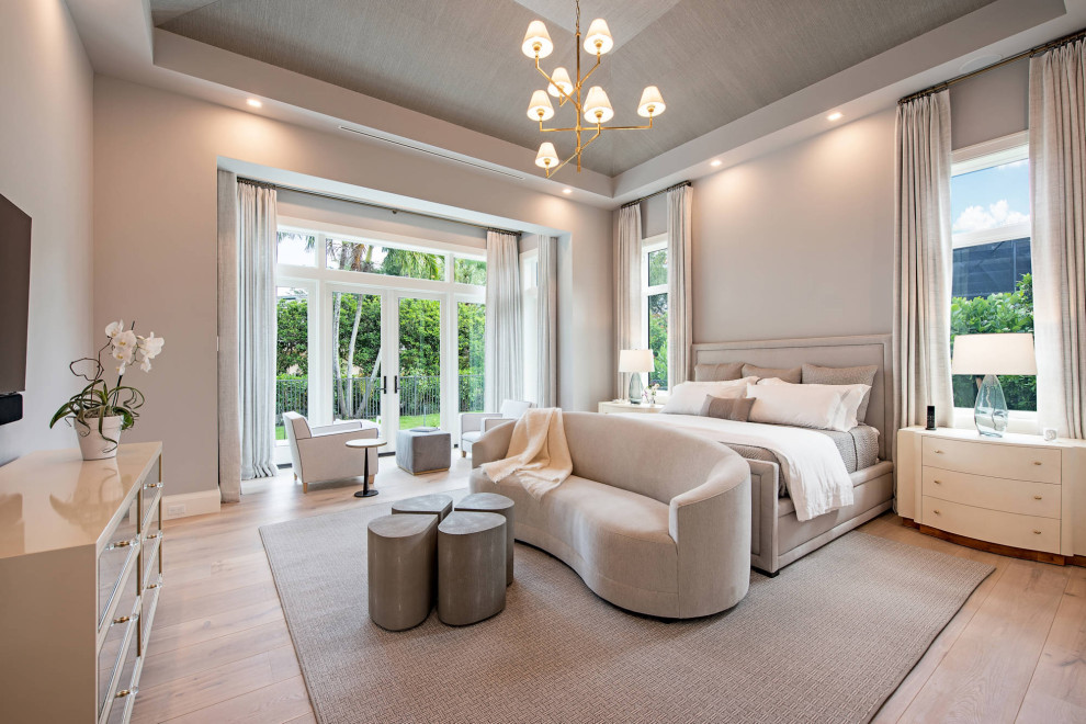 Großes Maritimes Gästezimmer mit weißer Wandfarbe, hellem Holzboden und Kassettendecke in Miami