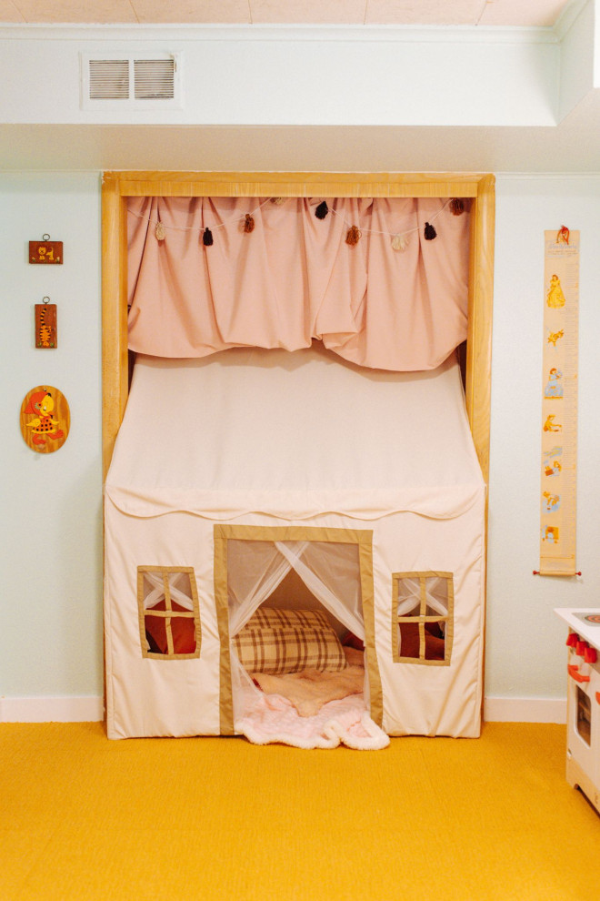 Inspiration för ett mellanstort retro könsneutralt småbarnsrum kombinerat med lekrum, med blå väggar, heltäckningsmatta och gult golv