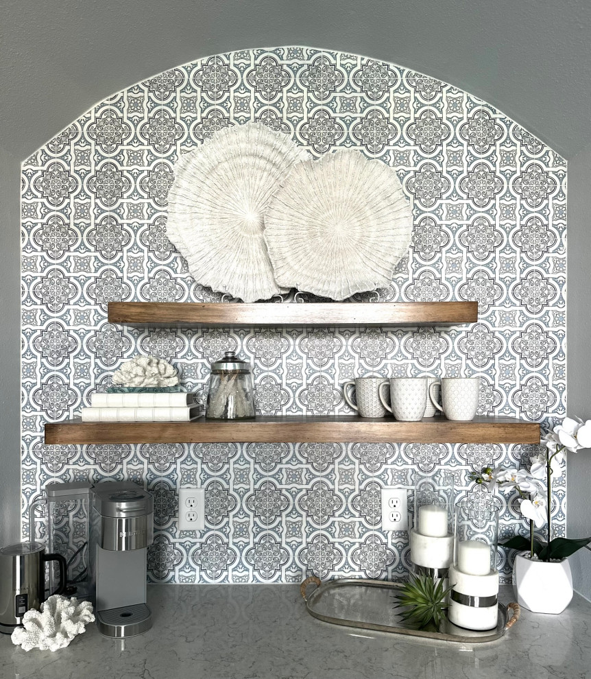 Transitional home design photo in Orlando