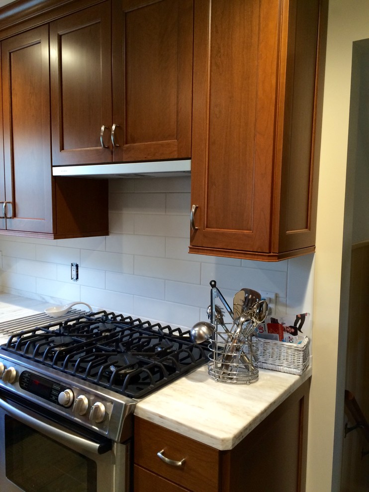 Kitchen - small transitional kitchen idea