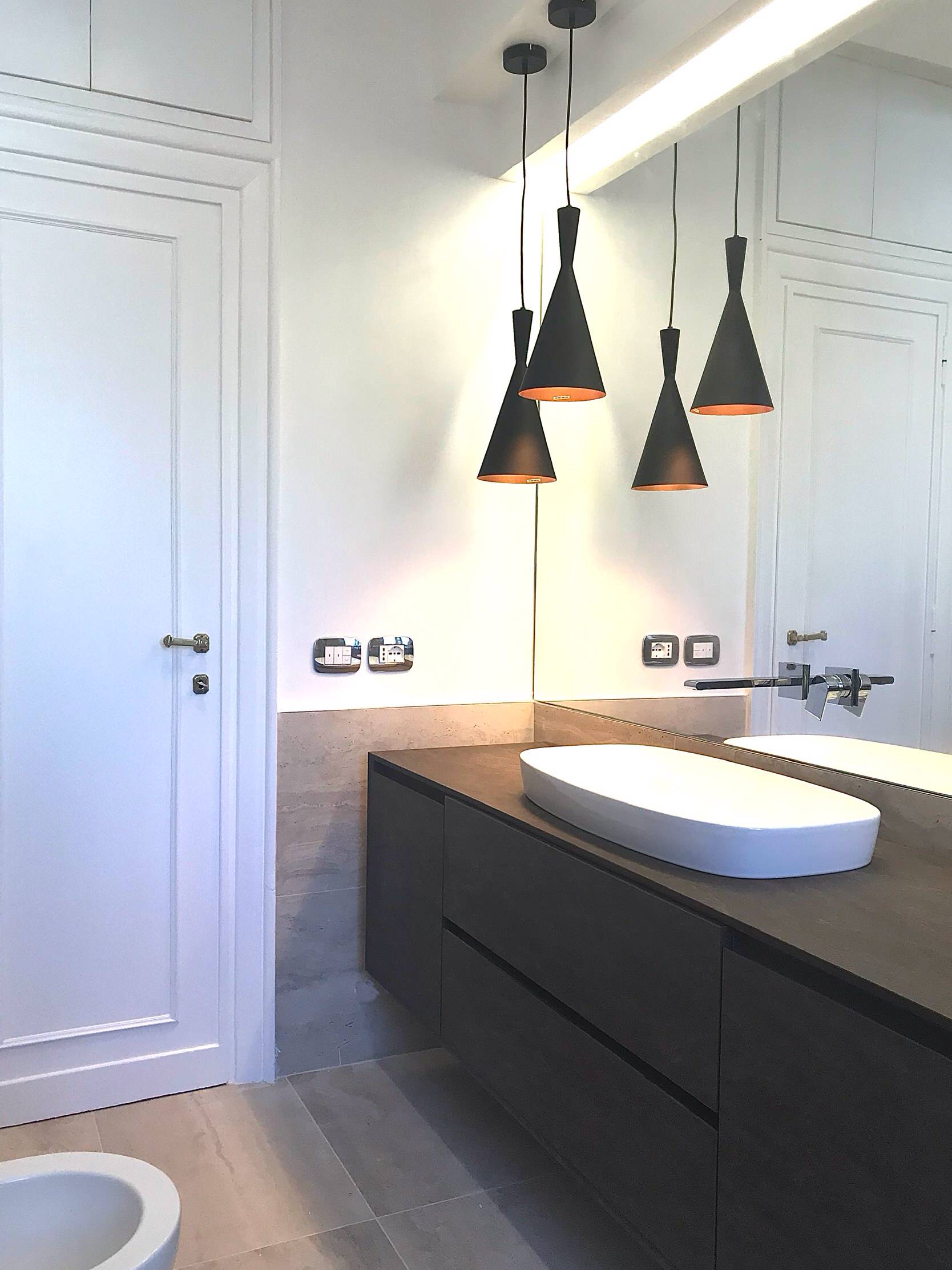 Un nuovo bagno rivestito in travertino