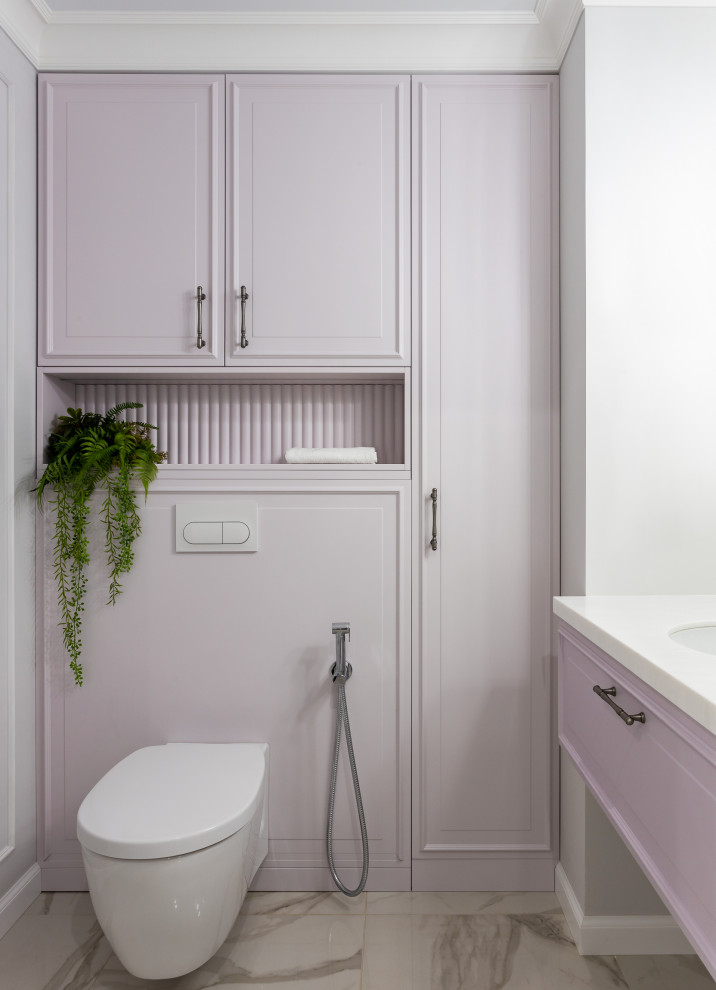 Exemple d'un petit WC suspendu chic avec un placard avec porte à panneau encastré, des portes de placard violettes, un carrelage blanc, un mur blanc, un sol en carrelage de porcelaine, un lavabo encastré, un plan de toilette en quartz modifié, un sol blanc, un plan de toilette blanc et meuble-lavabo suspendu.