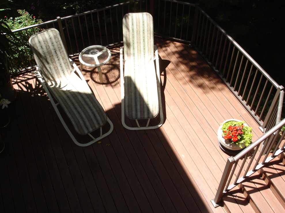 Photo of a contemporary deck in St Louis.