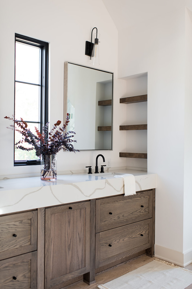 Exempel på ett modernt vit vitt en-suite badrum, med skåp i shakerstil, skåp i mellenmörkt trä, ett fristående badkar, våtrum, vita väggar, ljust trägolv, ett undermonterad handfat, bänkskiva i kvarts, brunt golv och dusch med gångjärnsdörr