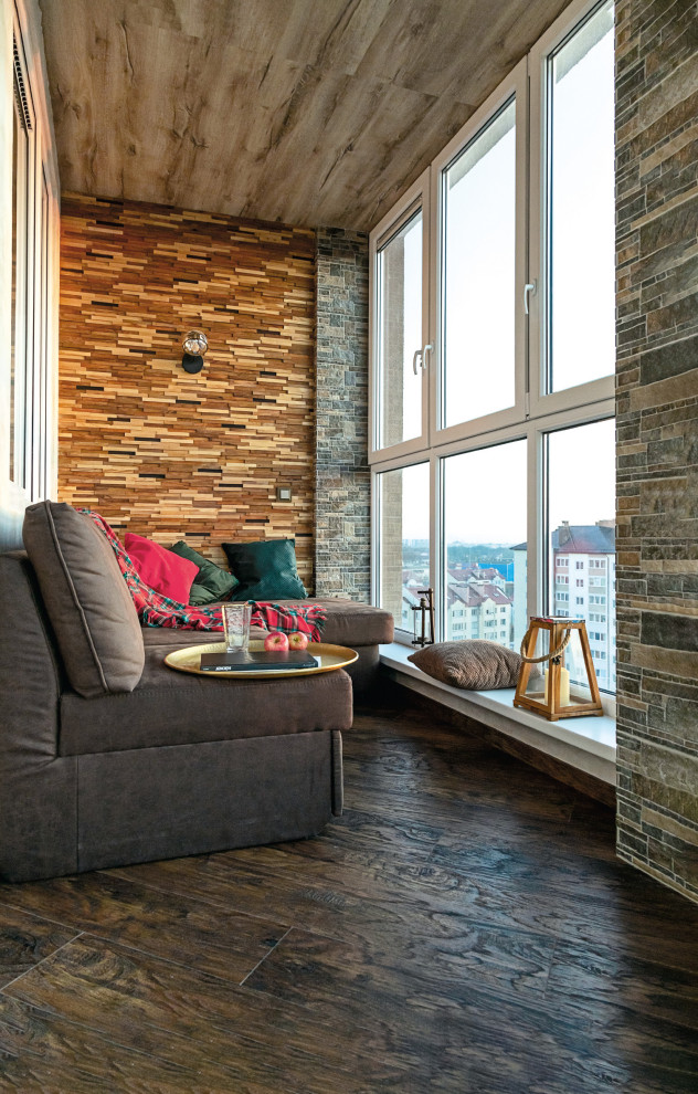 Стильный дизайн: балкон и лоджия среднего размера в стиле рустика с стеклянными перилами в квартире - последний тренд