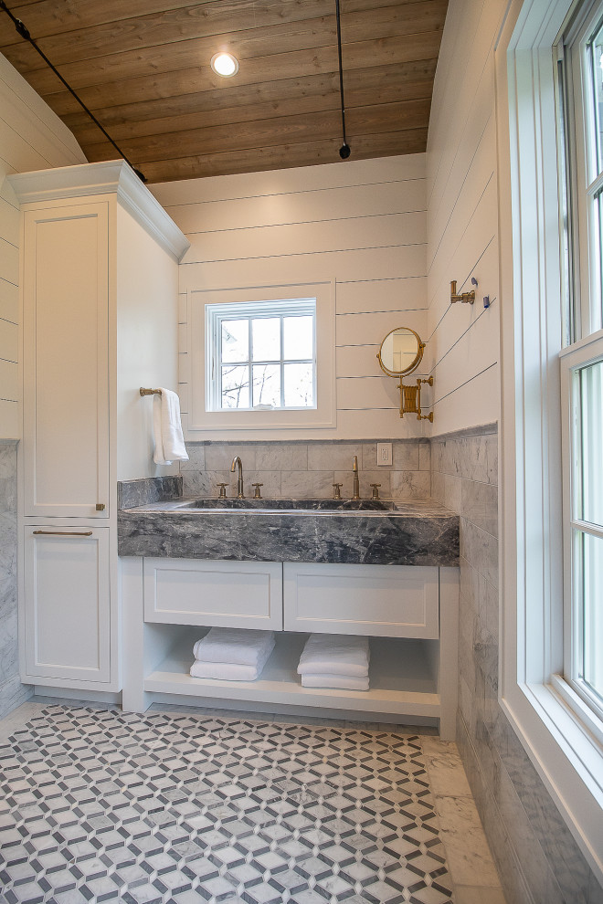 Источник вдохновения для домашнего уюта: большая главная ванная комната в классическом стиле с фасадами с утопленной филенкой, белыми фасадами, угловым душем, унитазом-моноблоком, серой плиткой, мраморной плиткой, белыми стенами, полом из керамогранита, мраморной столешницей, разноцветным полом, душем с распашными дверями, разноцветной столешницей, сиденьем для душа, тумбой под две раковины, встроенной тумбой, стенами из вагонки и деревянным потолком