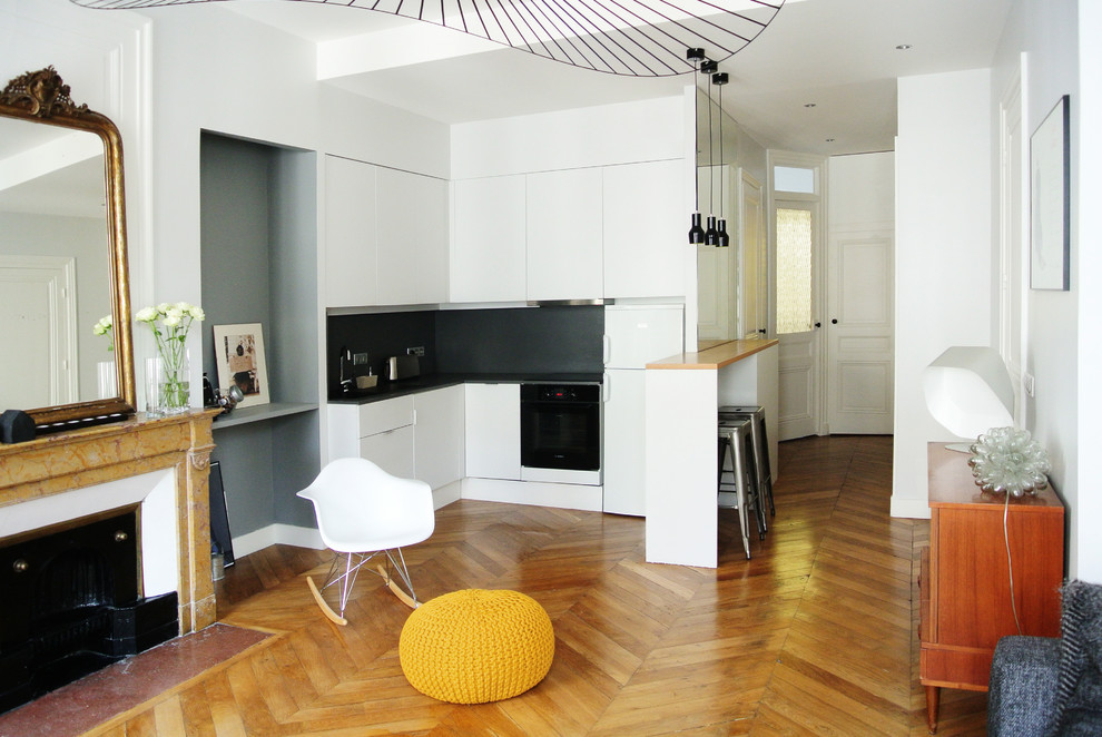 This is an example of a contemporary living room in Lyon.