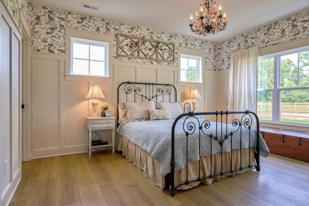 Foto de habitación de invitados abovedada romántica de tamaño medio sin chimenea con paredes blancas, suelo vinílico, suelo beige y papel pintado