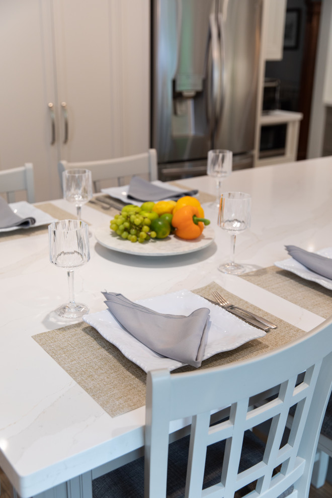 Inspiration for a transitional dining room remodel in Toronto
