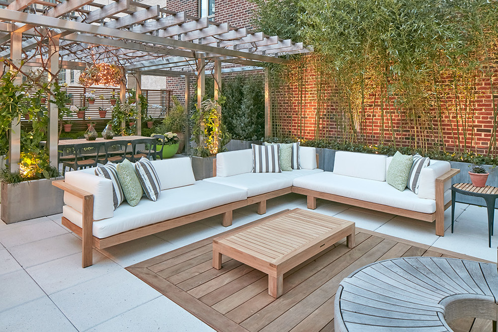 Design ideas for a large contemporary deck in New York.
