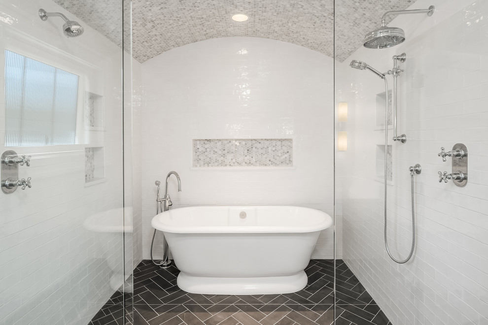 Idéer för små vintage en-suite badrum, med ett fristående badkar, våtrum, vit kakel, tunnelbanekakel, klinkergolv i porslin, grått golv och dusch med gångjärnsdörr
