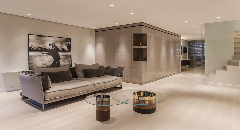 Großes, Offenes Modernes Wohnzimmer mit beiger Wandfarbe, braunem Holzboden und beigem Boden in Hamburg