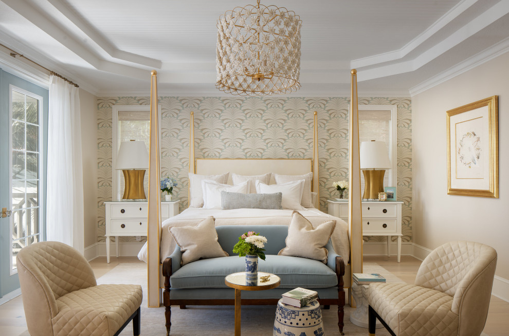 Foto de dormitorio principal mediterráneo de tamaño medio sin chimenea con suelo de madera en tonos medios
