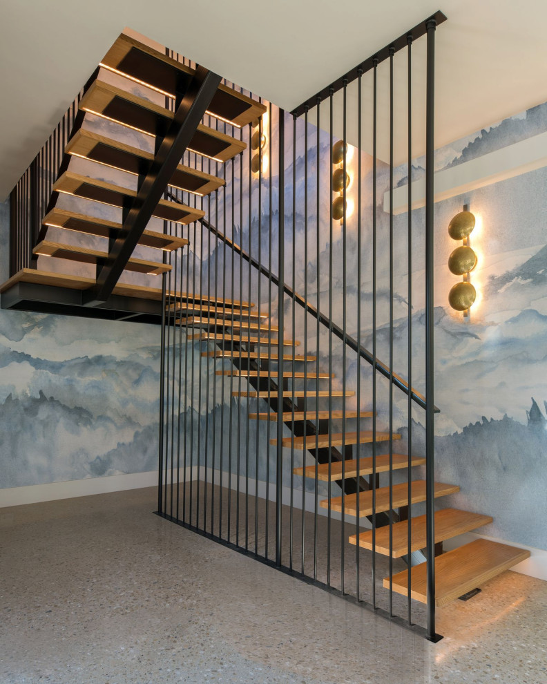 Стильный дизайн: большая п-образная лестница в современном стиле с деревянными ступенями, металлическими перилами и обоями на стенах - последний тренд