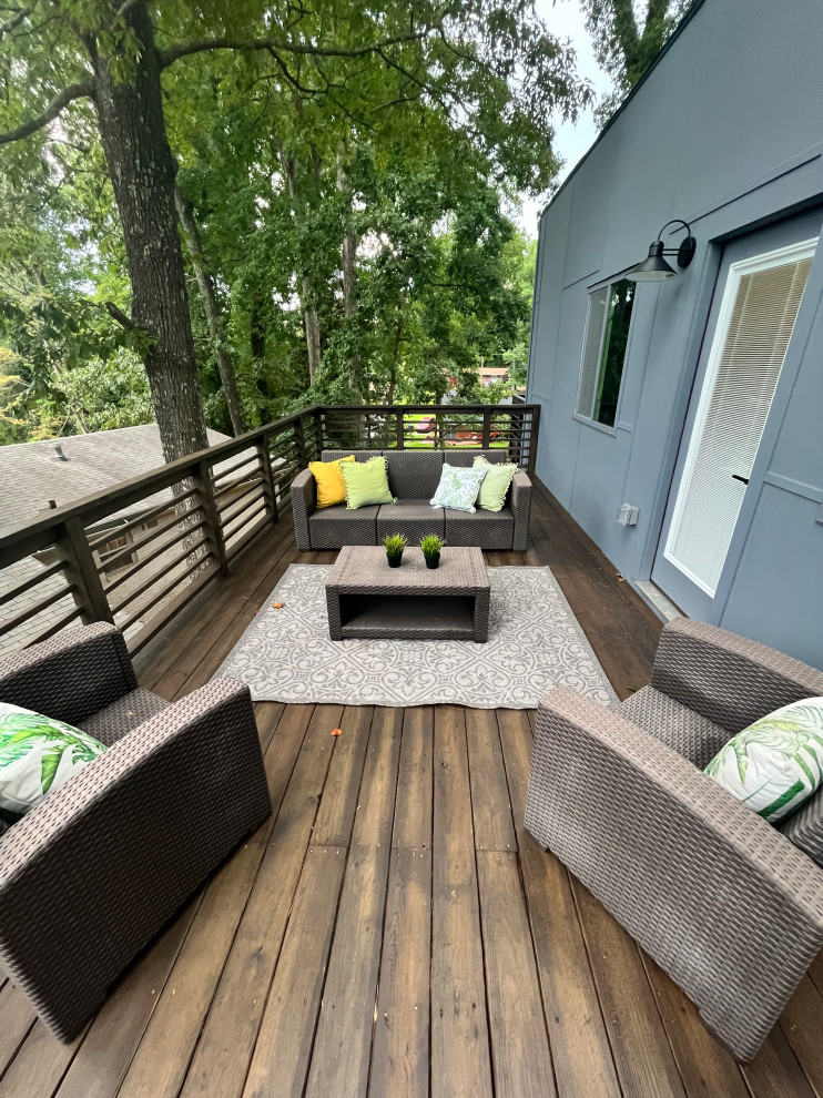 Inspiration for a mid-sized contemporary backyard and first floor deck in Atlanta with with privacy feature, a roof extension and wood railing.