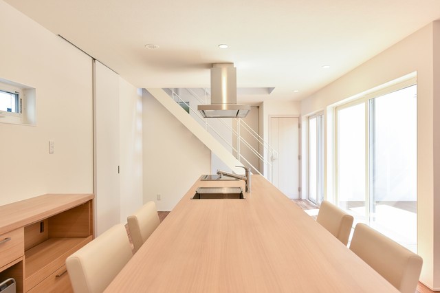 NT邸 moderno-comedor