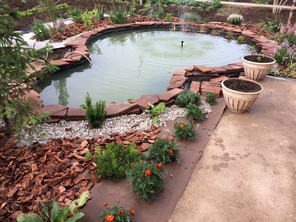 Садовый пруд с мостиком