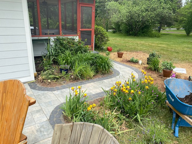 Cambridge Oceanside Pavers with coal river rock border