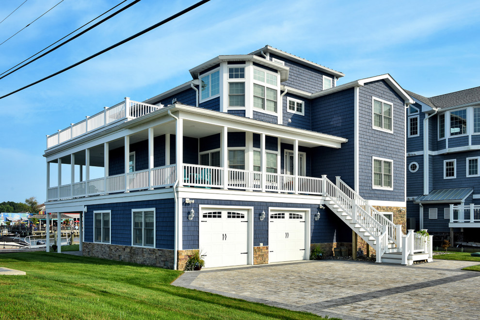 Exemple d'une grande façade de maison bleue éclectique en bardeaux à trois étages et plus avec un revêtement en vinyle, un toit à quatre pans, un toit mixte et un toit noir.