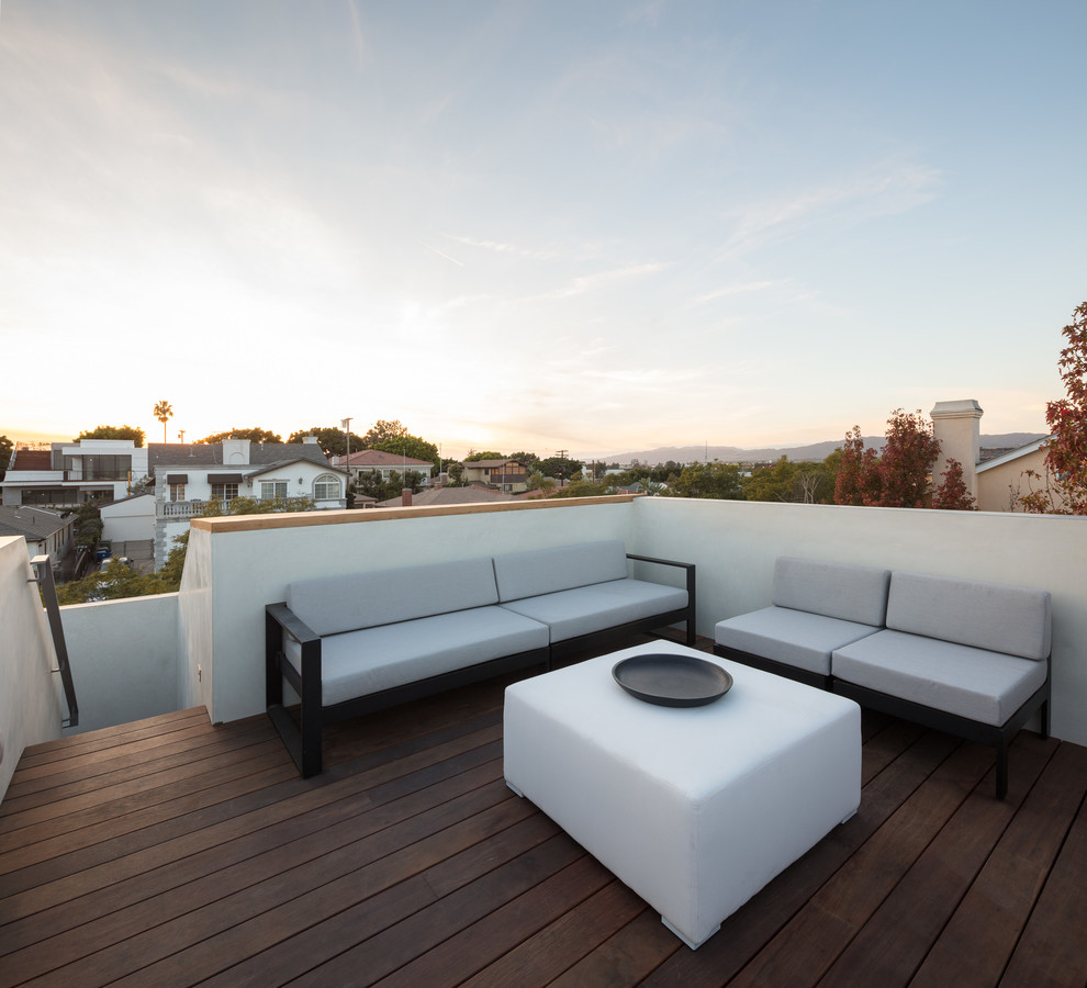 Mid-sized modern rooftop deck in Los Angeles with no cover.