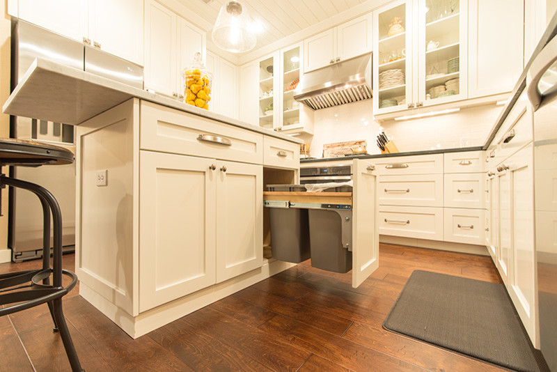 Inspiration for a transitional u-shaped eat-in kitchen remodel in Austin with shaker cabinets, white cabinets and an island