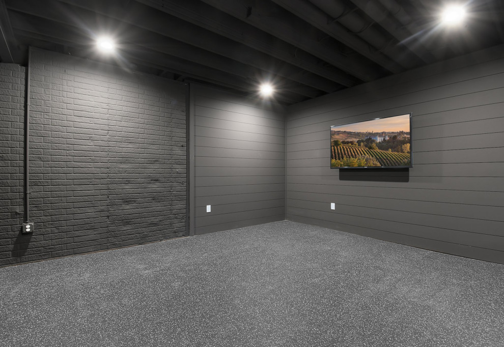 Стильный дизайн: универсальный домашний тренажерный зал в стиле кантри с черными стенами и черным полом - последний тренд