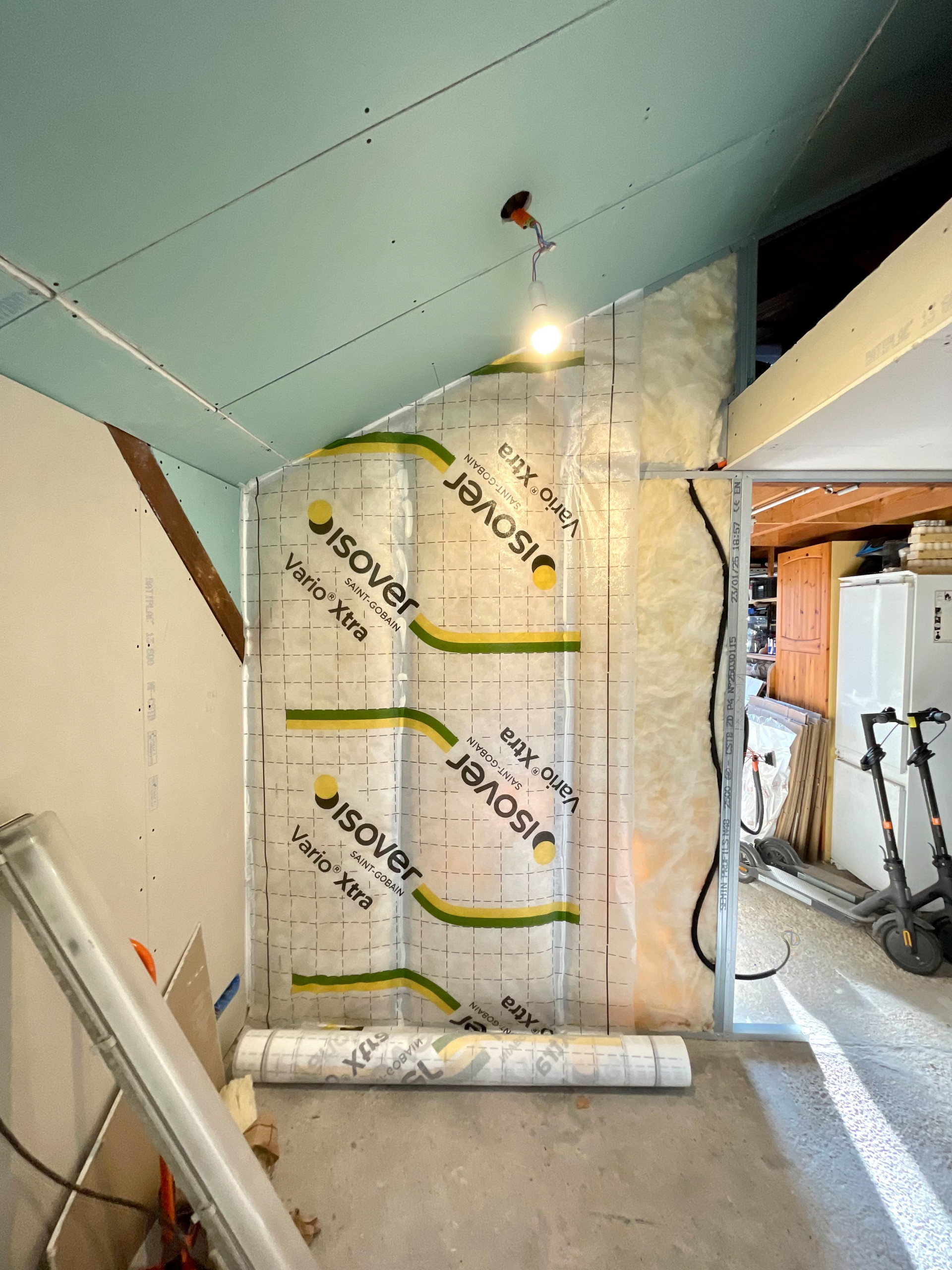 RENOVATION INTERIEURE: aménagement d'un studio, bureau, chambre et point d'eau