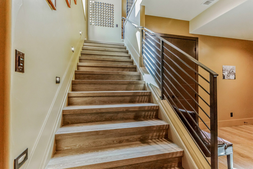 Свежая идея для дизайна: угловая деревянная лестница среднего размера в стиле фьюжн с деревянными ступенями и металлическими перилами - отличное фото интерьера