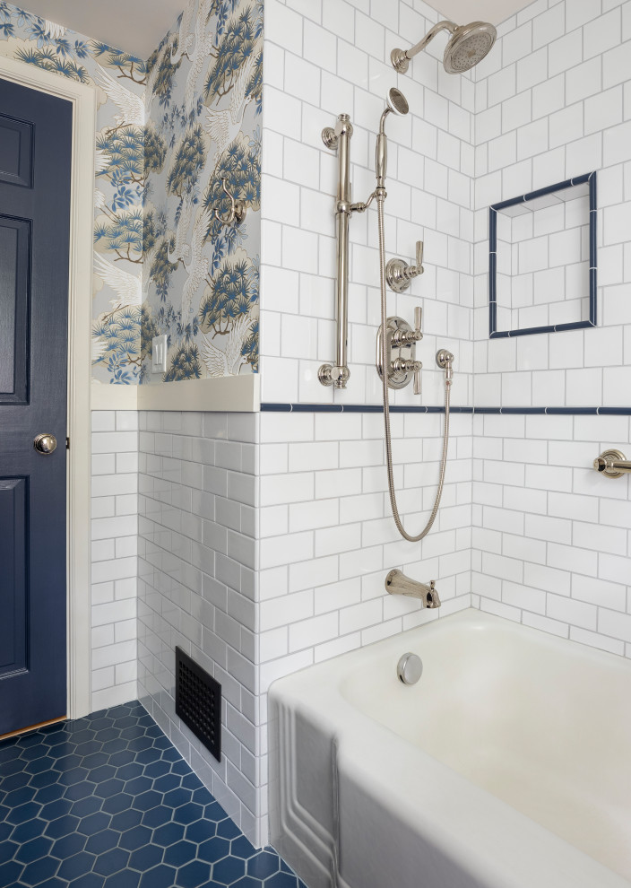 Источник вдохновения для домашнего уюта: маленькая ванная комната в классическом стиле с фасадами в стиле шейкер, синими фасадами, ванной в нише, душем над ванной, раздельным унитазом, белой плиткой, плиткой кабанчик, разноцветными стенами, полом из керамической плитки, врезной раковиной, столешницей из искусственного кварца, синим полом, шторкой для ванной, белой столешницей, нишей, тумбой под одну раковину, напольной тумбой и обоями на стенах для на участке и в саду