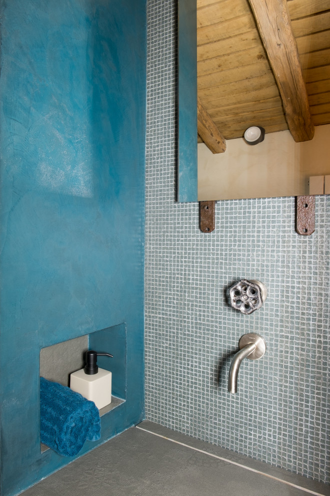 Foto di un bagno di servizio minimal con WC sospeso, piastrelle grigie, piastrelle a mosaico, pareti blu, lavabo a consolle, top piastrellato e top blu