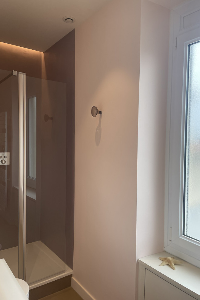 Стильный дизайн: узкая и длинная ванная комната в современном стиле с душем без бортиков, инсталляцией, розовыми стенами, бетонным полом, душевой кабиной, подвесной раковиной и тумбой под две раковины - последний тренд