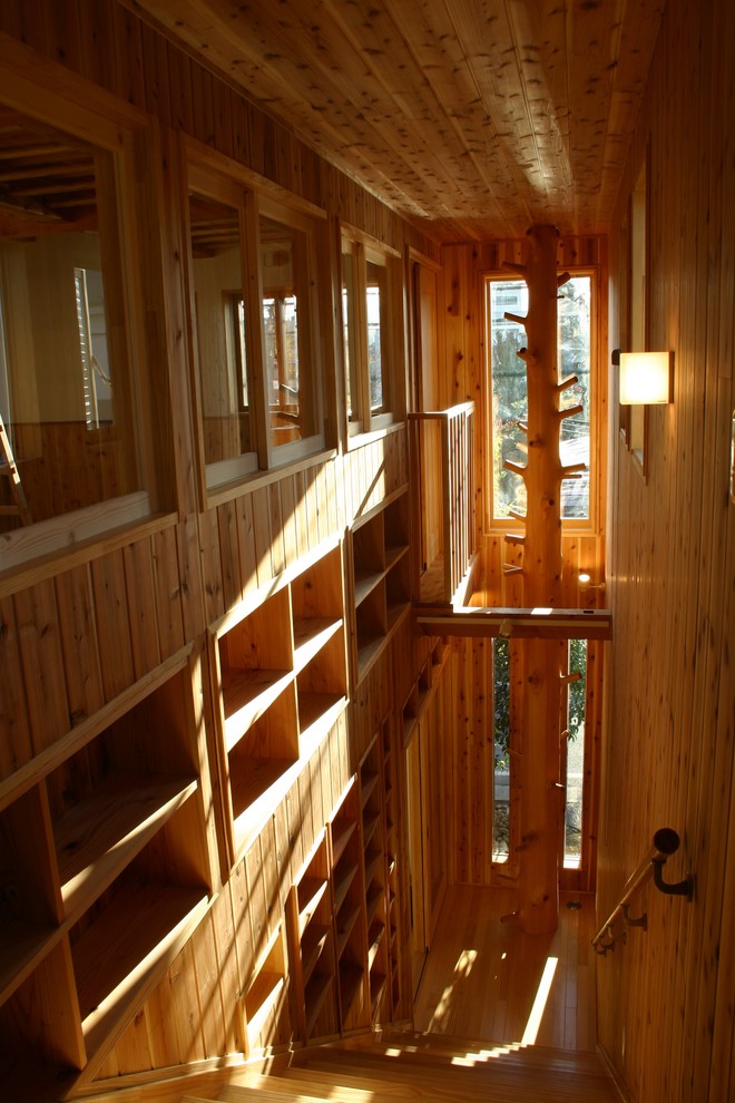 東京都下にあるおしゃれな直階段 (木の蹴込み板、木材の手すり) の写真