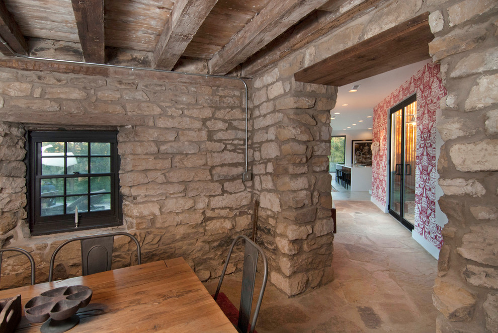 Example of a transitional home design design in Columbus