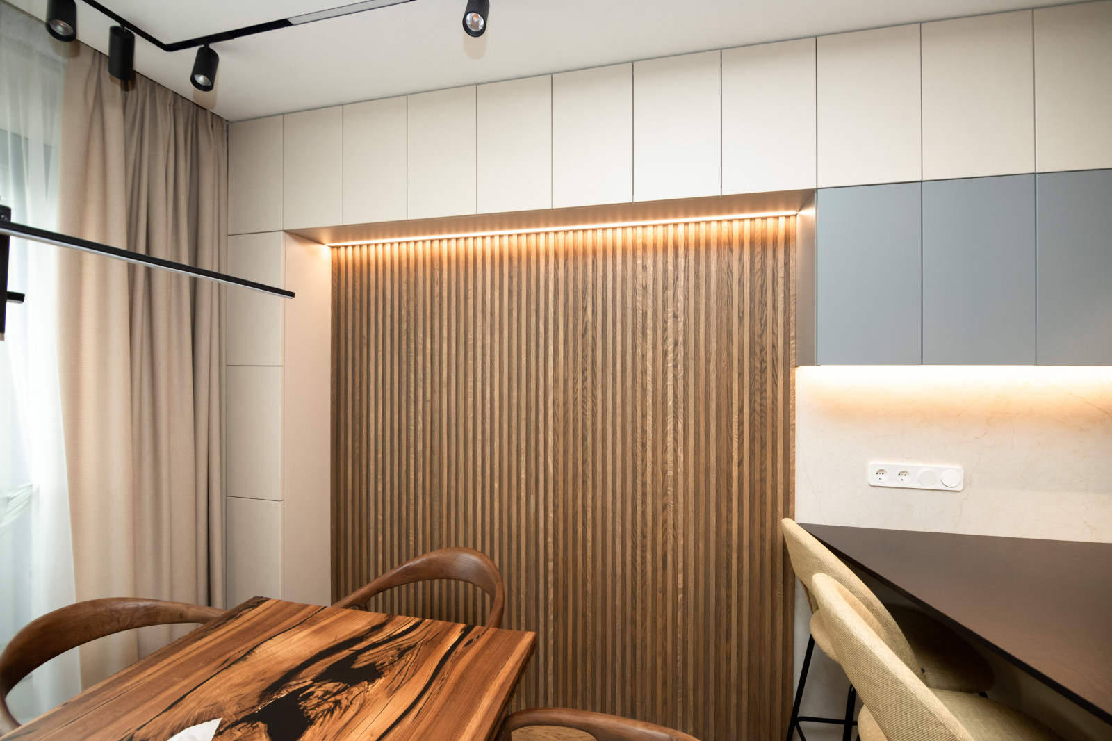 Современная кухня-гостиная с необычной барной стойкой и ТВ-зоной