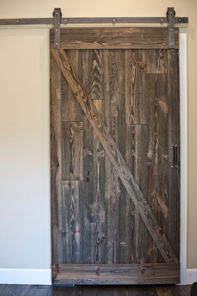 Bathroom - mid-sized rustic master dark wood floor bathroom idea with gray walls