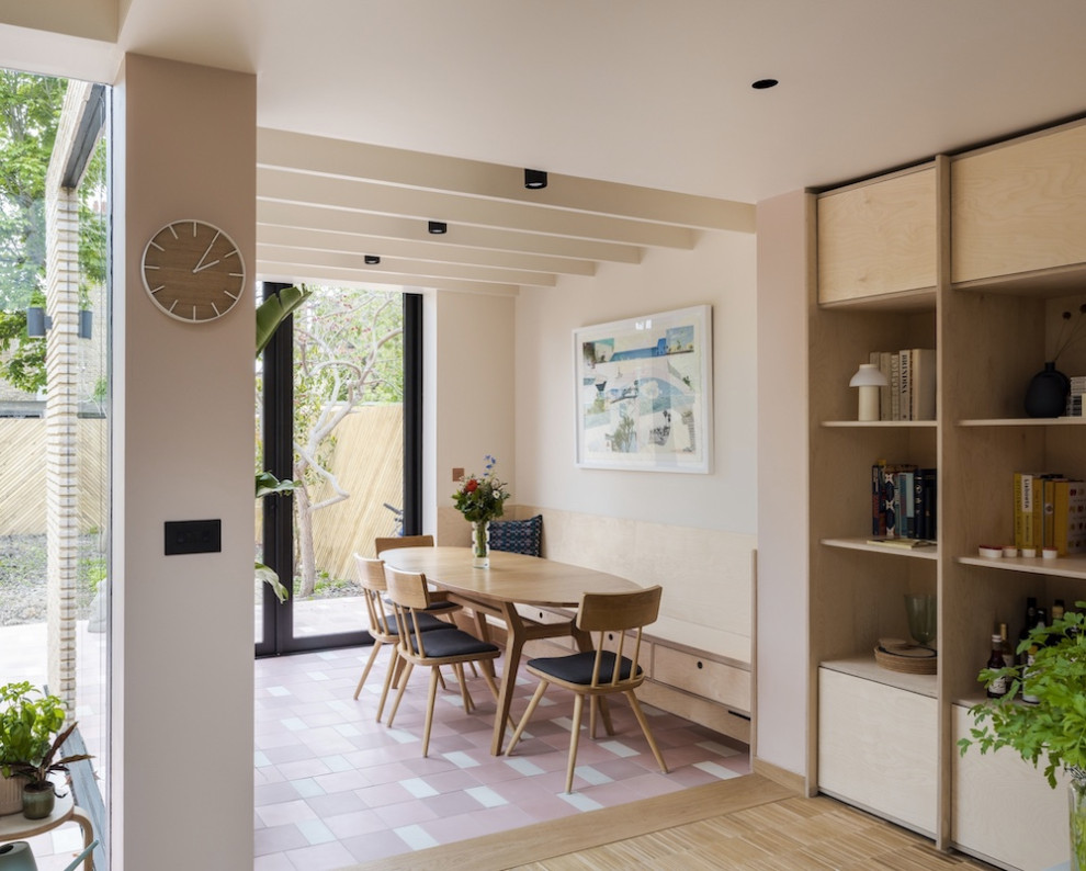 Diseño de comedor actual abierto con paredes beige y suelo de baldosas de terracota