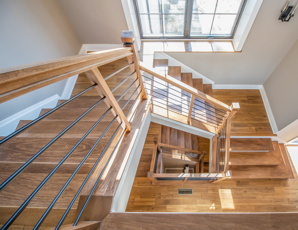 Идея дизайна: большая винтовая деревянная лестница в стиле неоклассика (современная классика) с деревянными ступенями и перилами из смешанных материалов