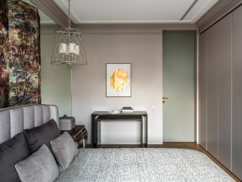Aménagement d'une chambre contemporaine avec un mur gris et un sol marron.