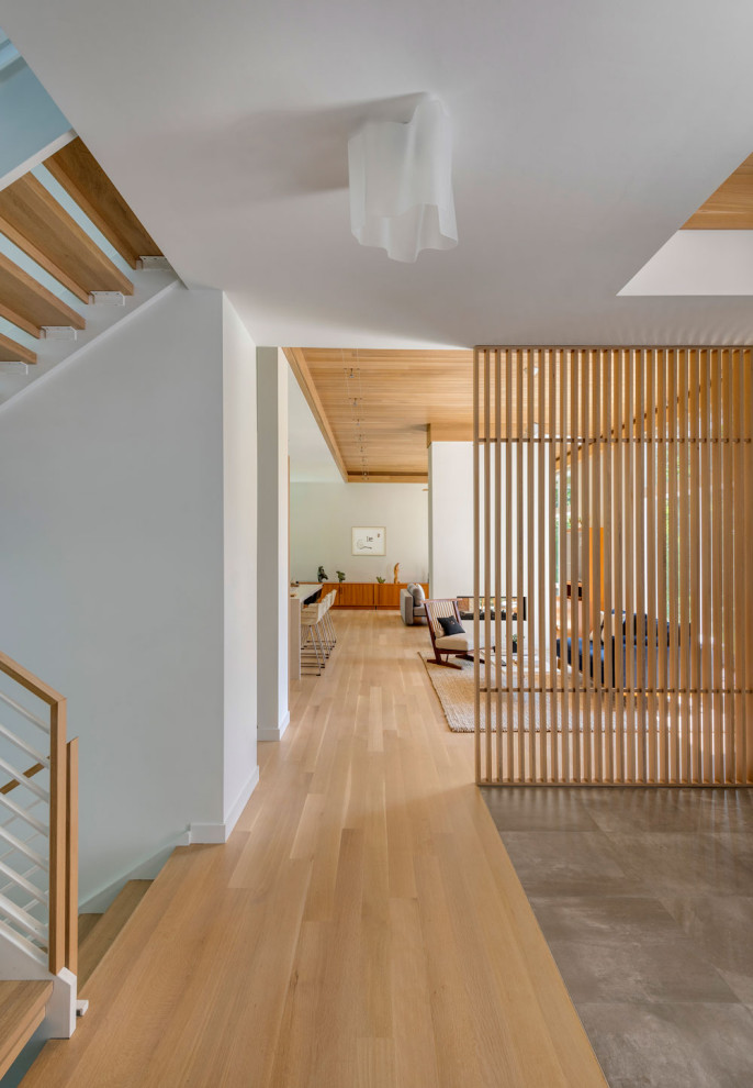 Aménagement d'un couloir rétro avec un sol en bois brun, un sol beige et un plafond en bois.