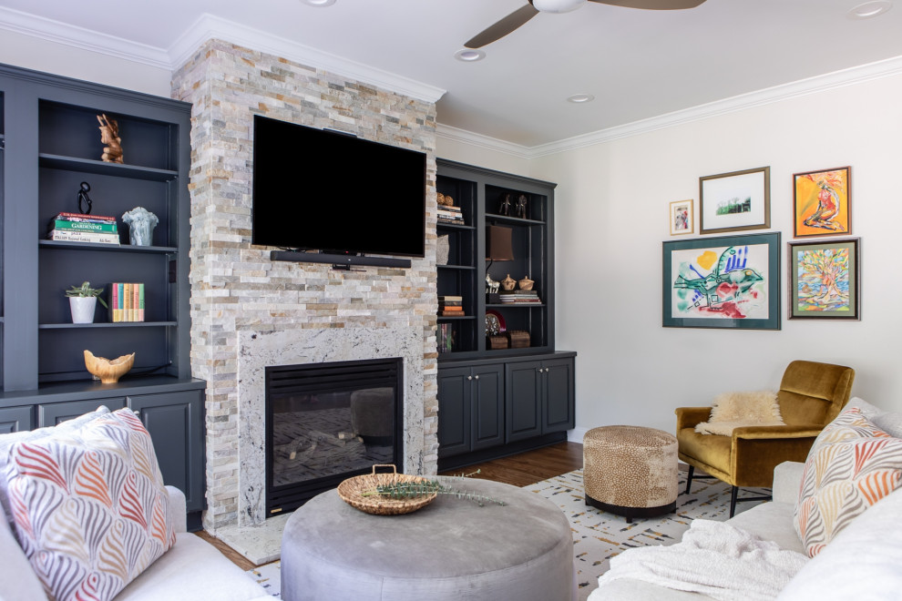 Großes, Offenes Modernes Wohnzimmer mit beiger Wandfarbe, hellem Holzboden, Kamin, Kaminumrandung aus Stein und TV-Wand in Raleigh