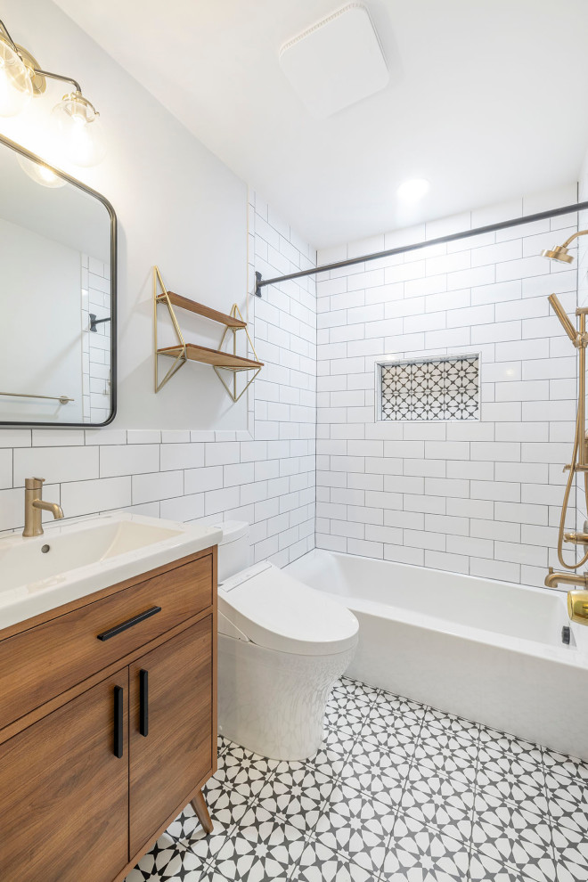 Свежая идея для дизайна: маленькая главная ванная комната в стиле ретро с плоскими фасадами, темными деревянными фасадами, душем над ванной, унитазом-моноблоком, белой плиткой, керамической плиткой, серыми стенами, столешницей из искусственного камня, разноцветным полом, шторкой для ванной, белой столешницей, нишей, тумбой под одну раковину, напольной тумбой, ванной в нише, полом из керамогранита и накладной раковиной для на участке и в саду - отличное фото интерьера