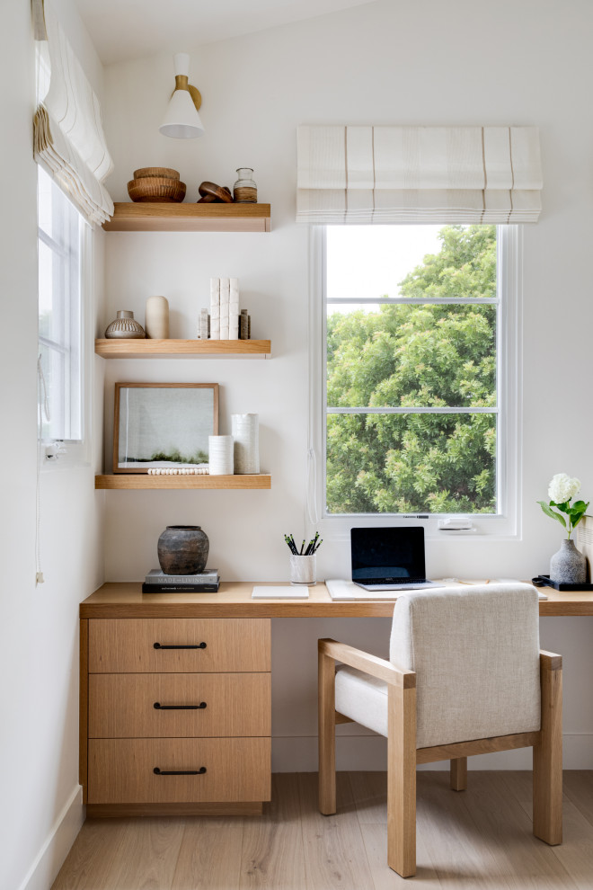 Inspiration för maritima arbetsrum, med vita väggar, ljust trägolv, ett inbyggt skrivbord och beiget golv