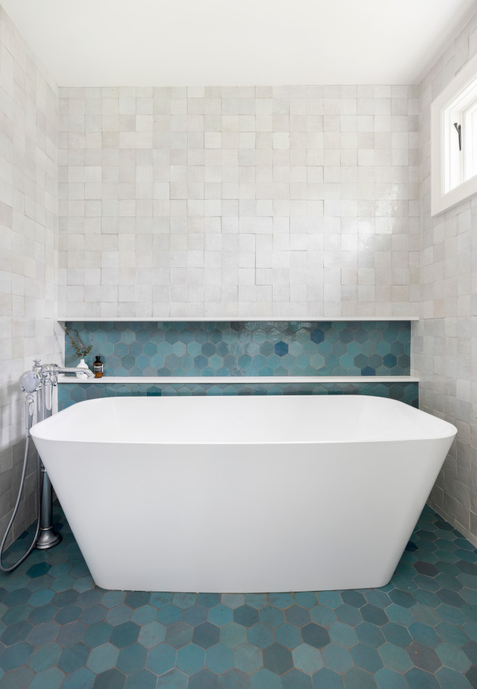 Exempel på ett mellanstort klassiskt vit vitt en-suite badrum, med släta luckor, skåp i slitet trä, ett fristående badkar, en dusch/badkar-kombination, en toalettstol med hel cisternkåpa, flerfärgad kakel, keramikplattor, vita väggar, klinkergolv i keramik, ett undermonterad handfat, bänkskiva i kvarts, blått golv och dusch med gångjärnsdörr